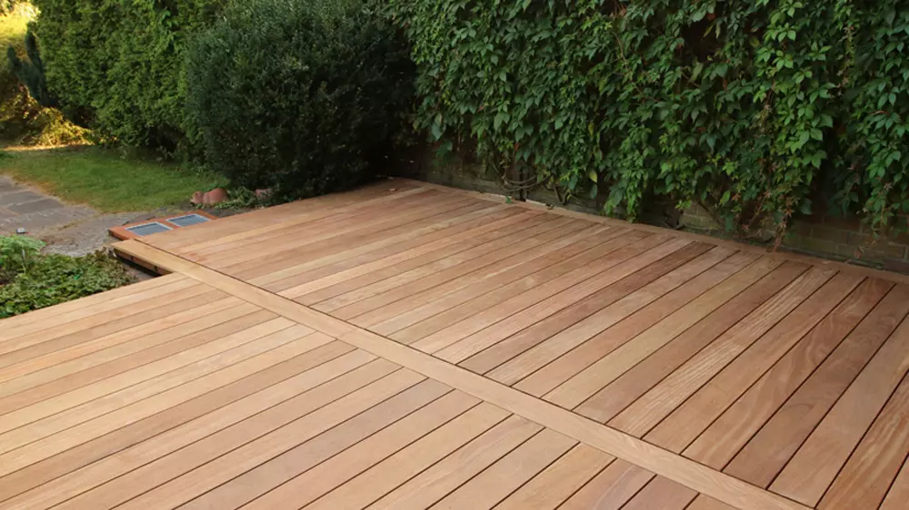 Eigenheim mit Holzterrasse aus Cumaru Terrassendielen
