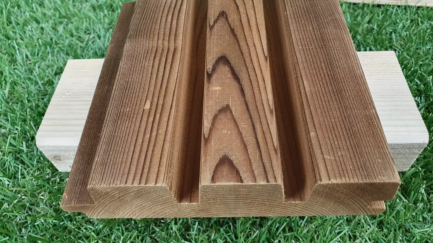 LUNA Triple 3D Fassadenprofil mit Leistenoptik, Thermofichte, Länge 3,60m, 32x140mm, A-Sort. LUNA Triple 3D Fassadenprofil mit Leistenoptik, Thermofichte, Länge 3,60m, 32x140mm, A-Sort.