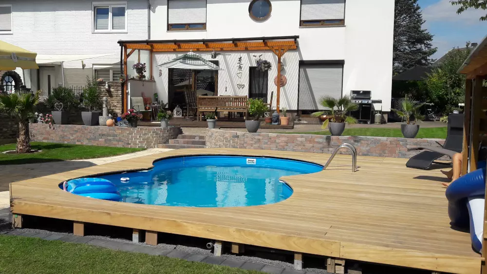 Poolumrandung aus Garapa Terrassendielen