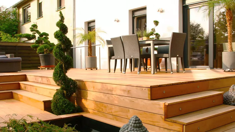 Holzterrasse mit Treppe, Material Garapa Terrassendielen
