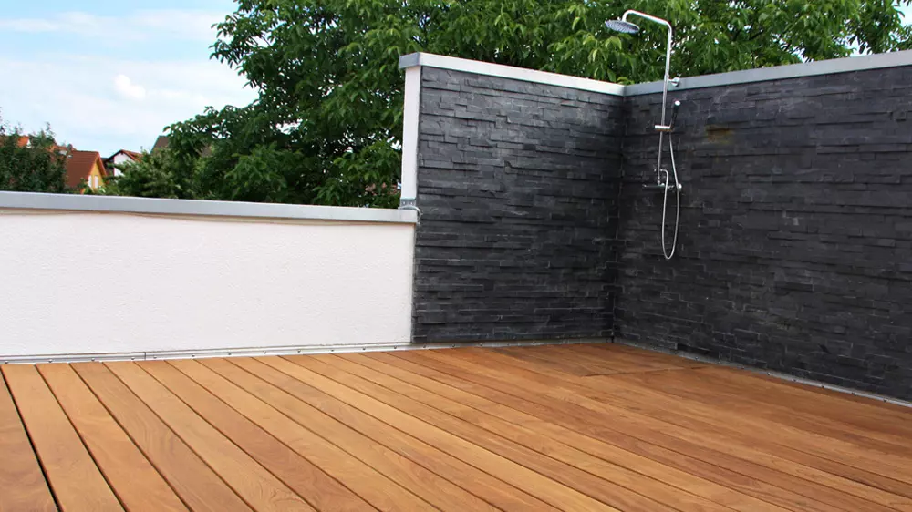 Duschecke im Garten mit Cumaru Terrassendielen