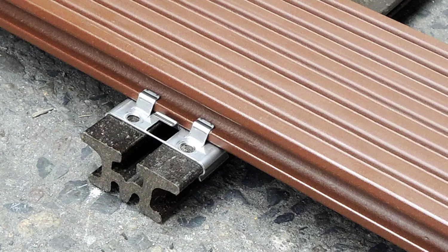Kovalex WPC Unterkonstruktion für Terrassen, schwarz 30 x 62mm, Länge 2,5m