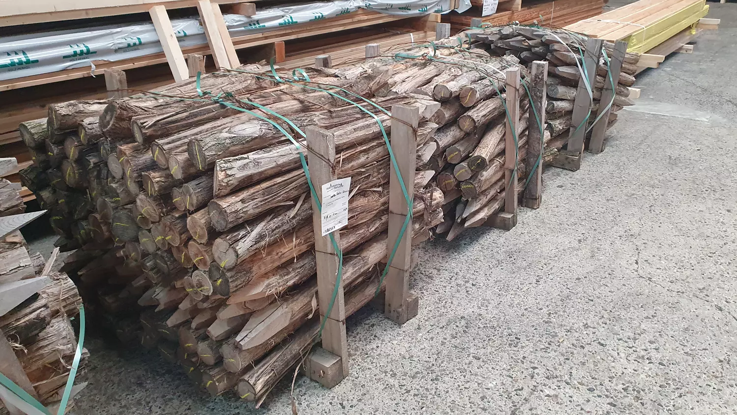 100 Stück Robinienpfähle Ø ca. 9 cm auf Palette, geschält/gespitzt, Länge 1,00m