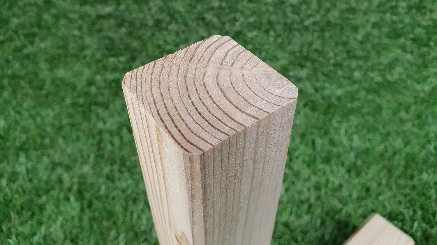 Rahmen/ Unterkonstruktion sib. Lärche 44x44mm, Länge 4,00m, gehobelt gefast