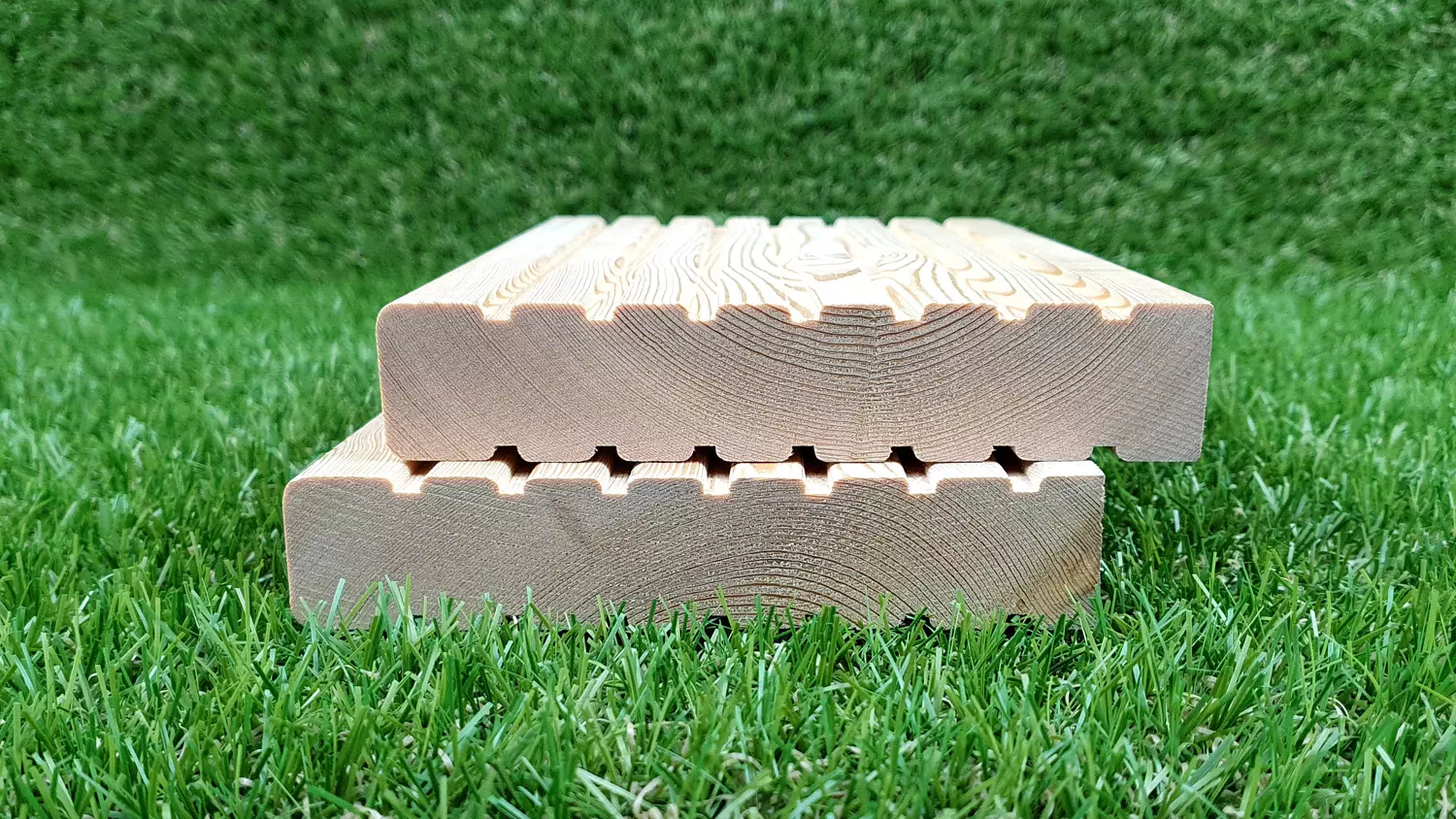 Terrassendiele sib. Lärche 27x143mm, Länge 4,00 m, grob/grob, VEH-Top-Sort.