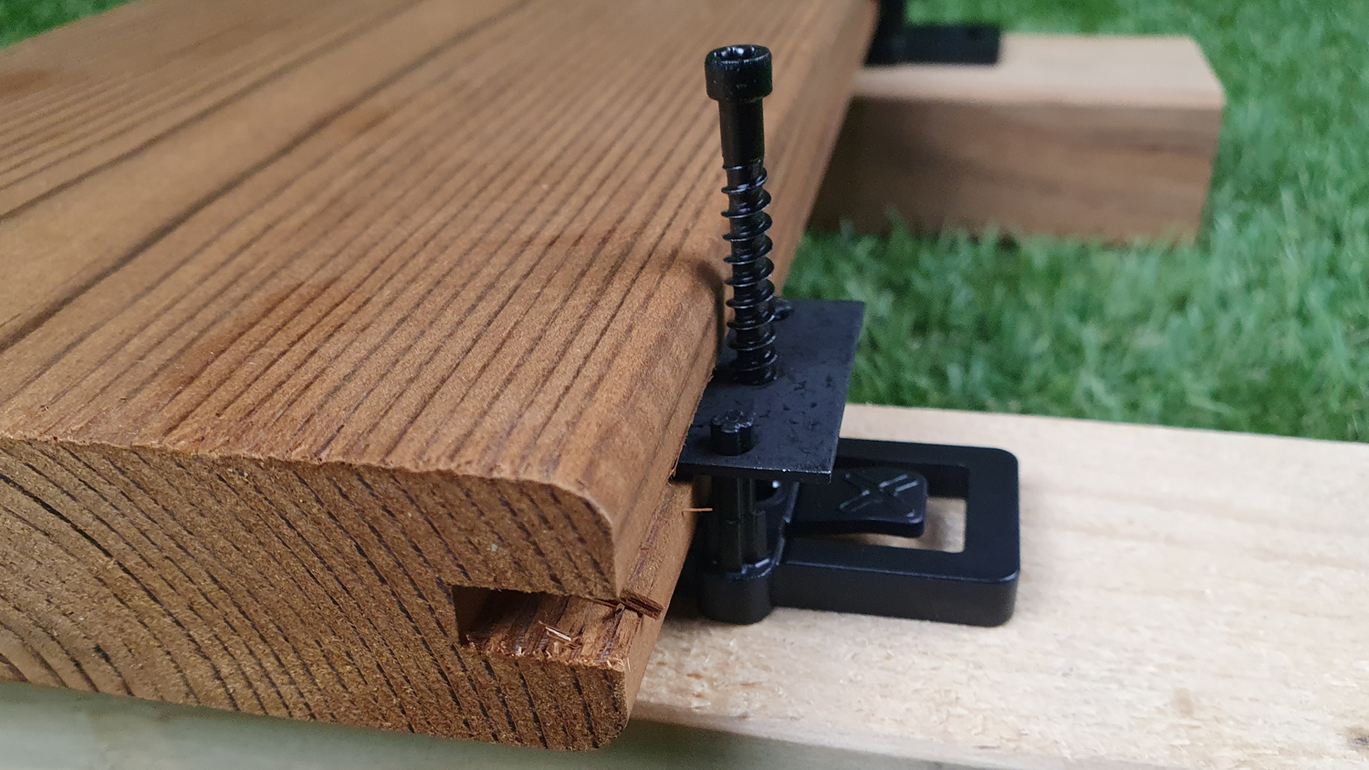 Ligo S 47 Universalclip für seitlich genutete Terrassendielen auf Holz-UK, 80 Stck./ Pack inkl. Schrauben
