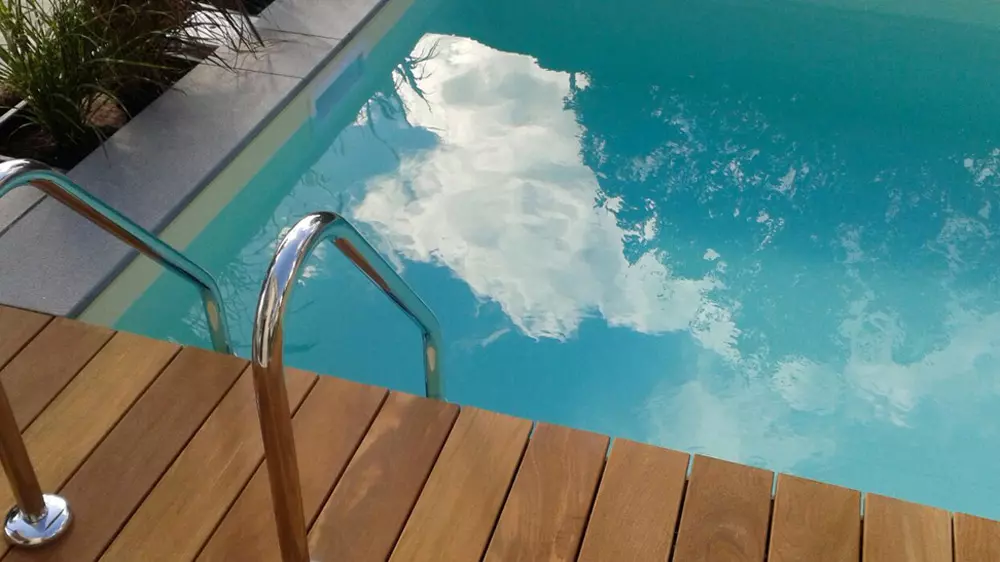 Poolumrandung aus Cumaru Terrassendielen